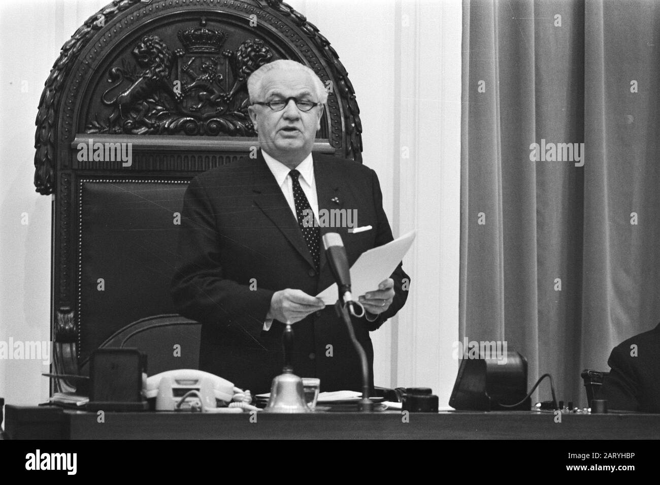 Zweite Kammer: Erinnerung an die Tatsache, dass die Generalstatuen vor 25 Jahren nach dem Krieg zum ersten Mal zusammentrafen; Van Thiel Datum: 17. November 1970 Ort: Den Haag, Zuid-Holland Schlüsselwörter: Gedenkfeiern Stockfoto