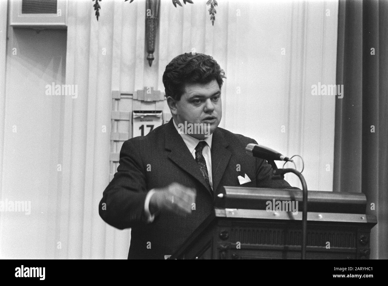 Zweite Kammer: Gedenken an die Tatsache, dass sich die Generalstatuen vor 25 Jahren zum ersten Mal nach dem Krieg trafen; Vonhoff (VVD) zum Wort Datum: 17. November 1970 Ort: Den Haag, Zuid-Holland Schlüsselwörter: Gedenkfeiern, Politiker Personenname: Vonhoff, Henk Stockfoto