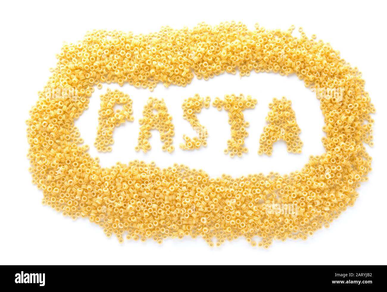 Komposition mit ungekochten Pasta auf weißem Hintergrund Stockfoto