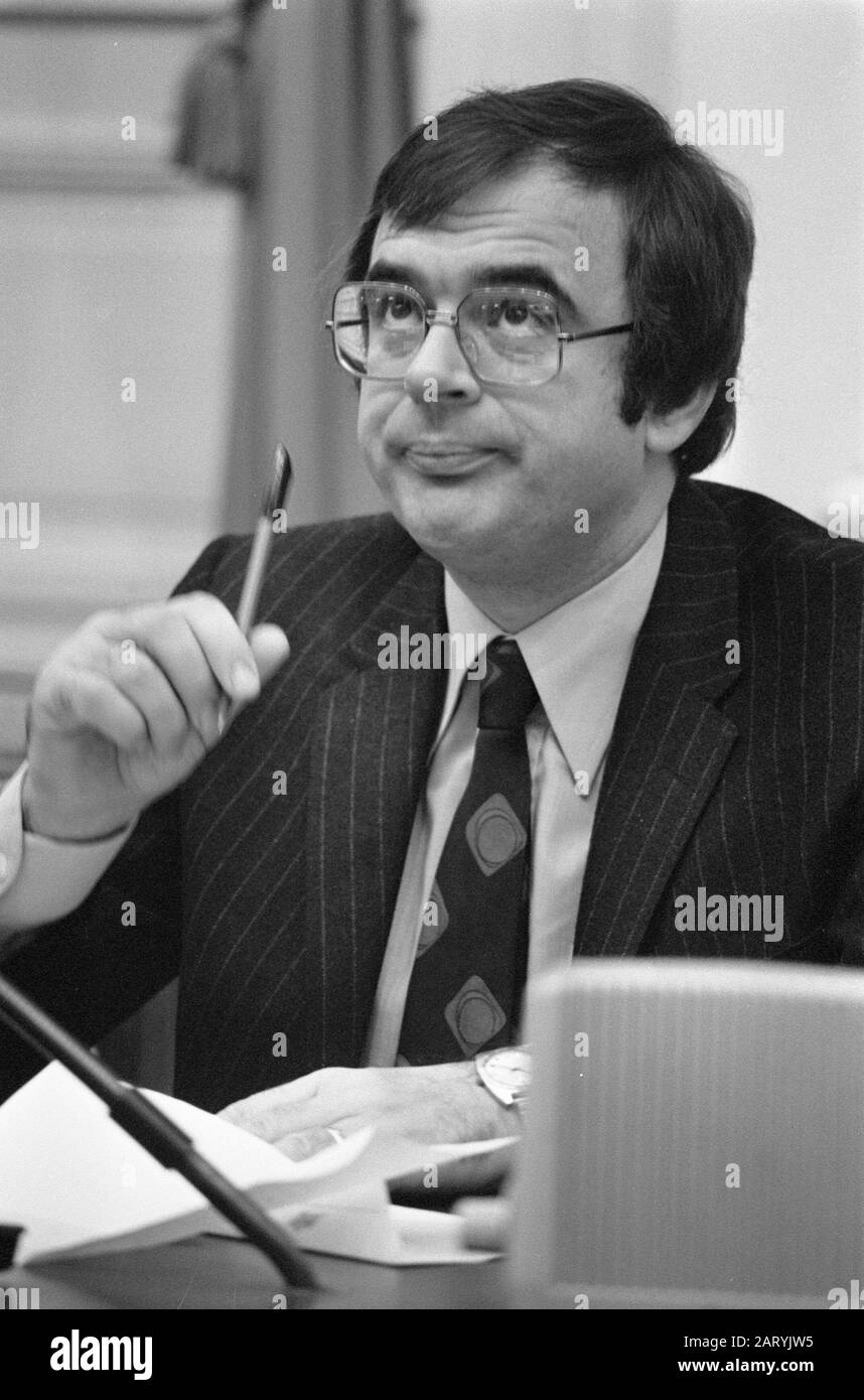 Zweite Kammer; Zusammenarbeit im Bereich Entwicklung; Minister Pronk hört Datum: 10. November 1976 Stichwörter: Politischer Personenname: Pronk, Jan Stockfoto