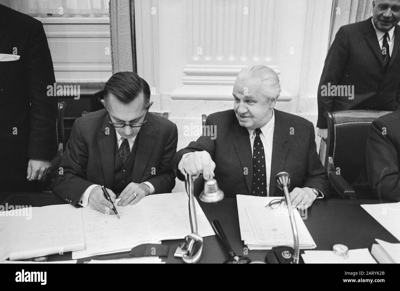 Zweite Kammer: Sitzung des öffentlichen Ausschusses für OstGroningen; herr. Van Thiel (rechts) ertönt der Wecker, der linke Minister Nelissen Datum: 18. Januar 1971 Ort: Den Haag, Zuid-Holland Stichwörter: Minister Personenname: Thiel, Französisch-Joseph van Stockfoto