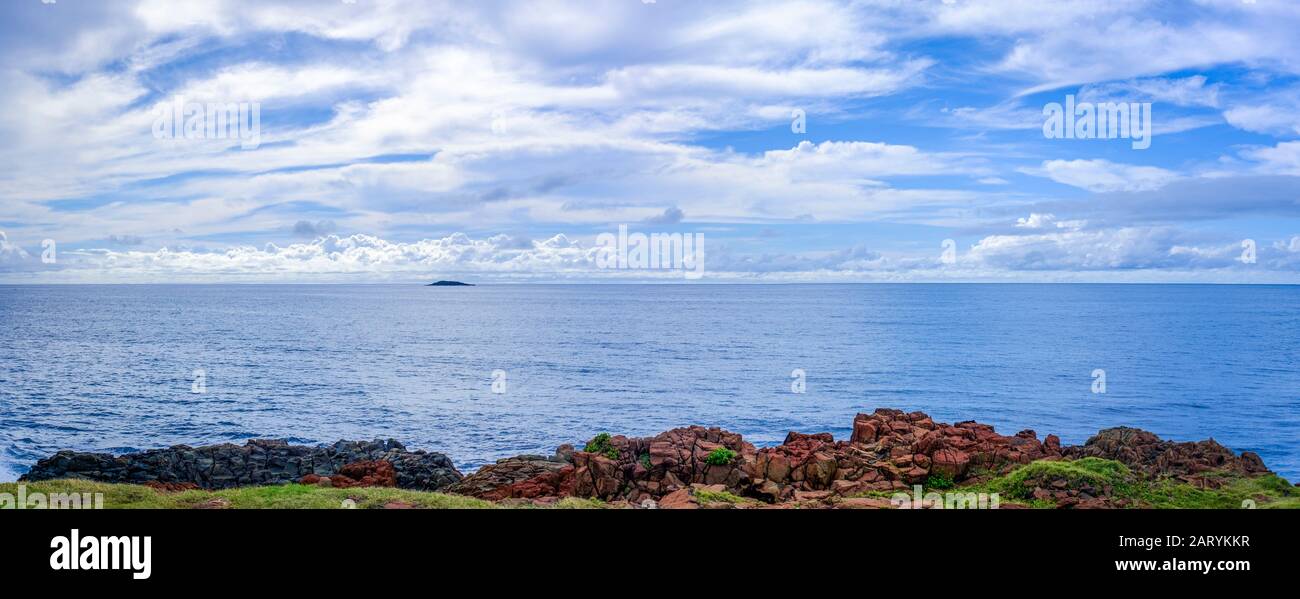 Panoramablick über das Meer auf kleine Insel, großer Himmel und Wolken, Hintergrund oder Bannerrichtung. Stockfoto