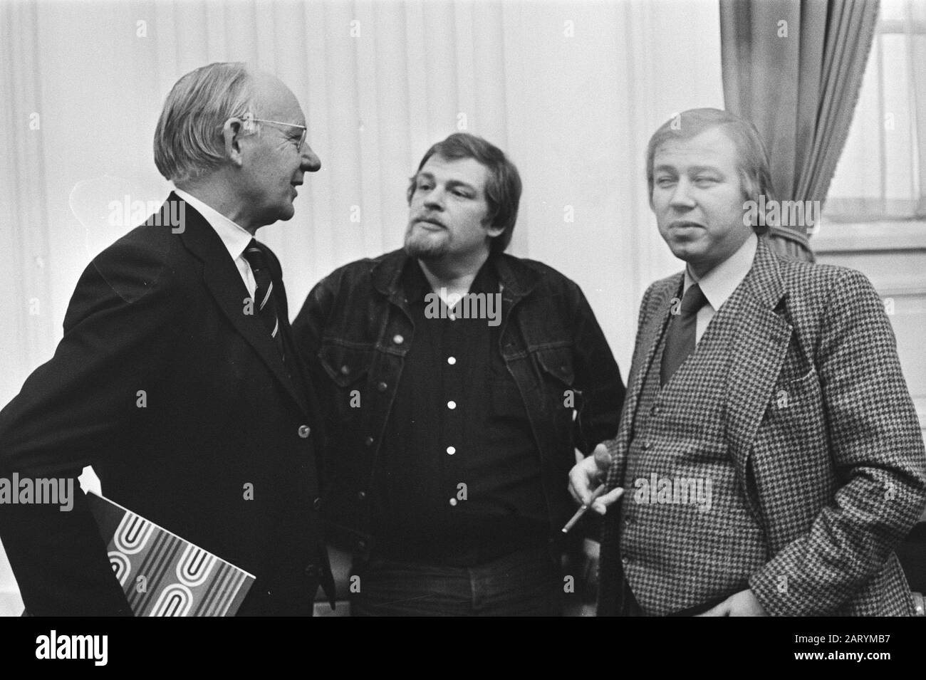 Zweite Kammer: V.l.n.r. Vondeling, Schaefer und Van Dam Datum: 22. Dezember 1976 Stichwörter: Name der Abgeordneten: Dam, Marcel van, Schaefer, Jan, Vondeling, Anne Stockfoto