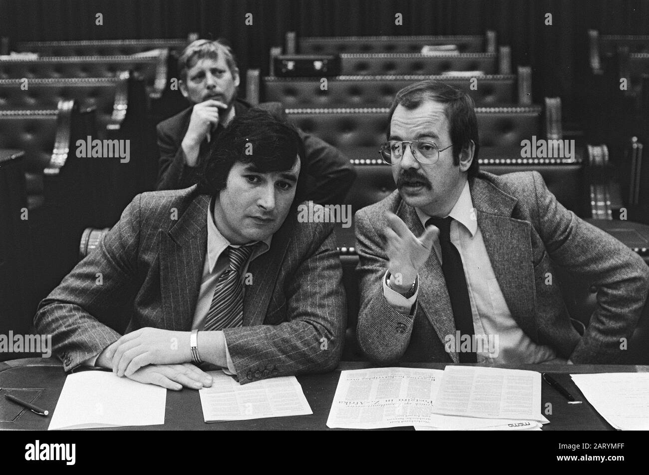 Zweite Kammer; Fragen zur Weltmeisterschaft; Harry van de Berg (l) und Relus ter Beek (neg.NR. 10) Datum: 23. Februar 1978 Ort: Den Haag, Zuid-Holland Schlüsselwörter: Parlamentsmitglieder, Politiker, Politik persönlicher Name: Beek Relus ter, Berg Harry van de Stockfoto