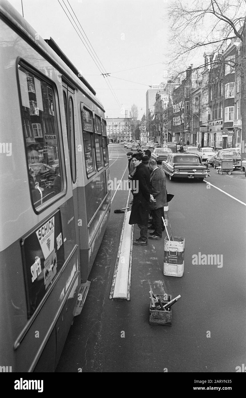 Freie Strecke für die Straßenbahn, städtische Arbeiten mit Orten mit weißer Betonkante Datum: 2. März 1967 Standort: Amsterdam, Noord-Holland Schlüsselwörter: Merkliche ARBEITEN, Straßenbahnen Stockfoto