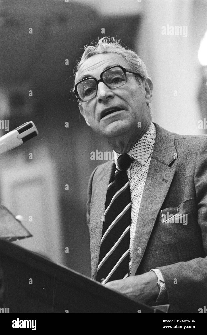 Niederländisches Haus, Gesetzesentwurf zur Änderung des Rundfunkgesetzes; VVD-Sprecher G.W. Keja Datum: 16. Juni 1982 Ort: Den Haag, Zuid-Holland Schlüsselwörter: Debatten, Politik, Porträts, Volksvertreter persönlicher Name: Keja, Wim Institutioneller Name: Zweite Kammer, VVD Stockfoto