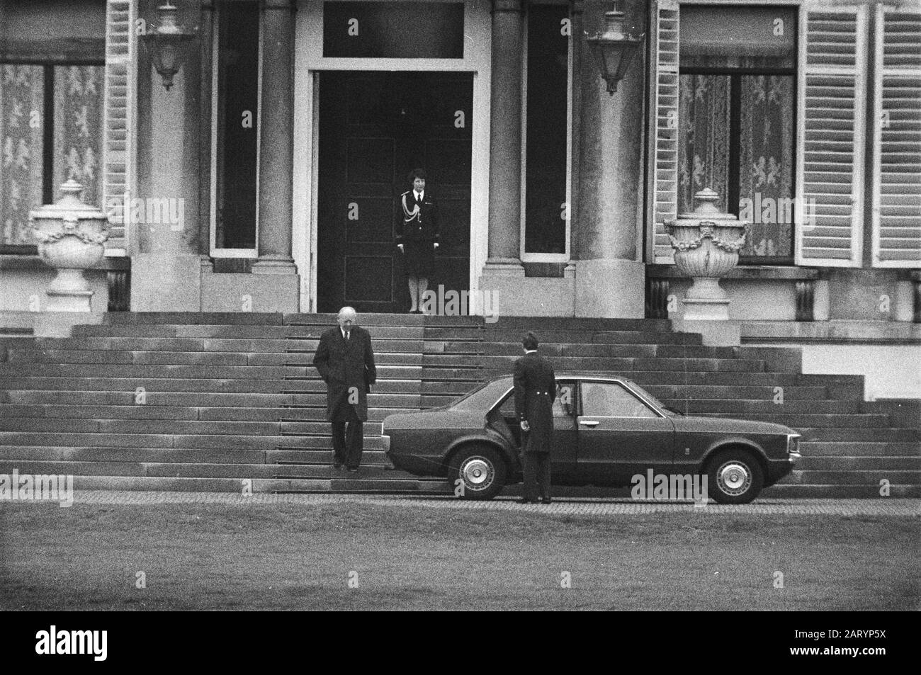 Beratung mit Königin Juliana im Schloss Soestdijk im Zusammenhang mit der Krise des Kabinetts nach dem Sturz des Kabinetts den Uyl Vorsitzender des Hauses Vondeling (PvdA) verlässt den Palast Datum: 23. März 1977 Ort: Baarn, Utrechter (prov) Schlüsselwörter: Paläste, Parlamentarier, Regierungskrisen persönlicher Name: Vondeling, Anne Stockfoto