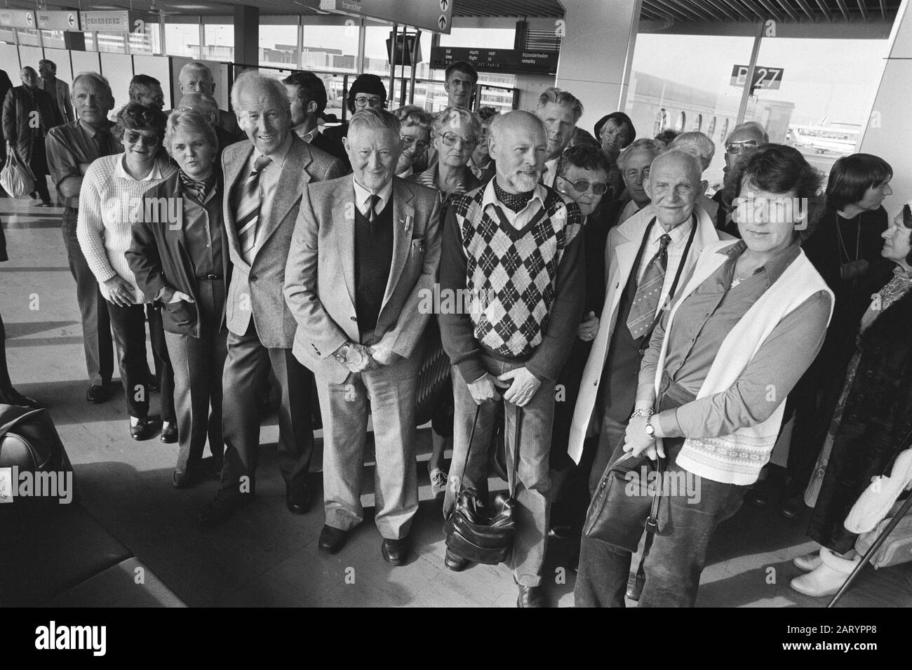Zweihundert Fünfhundert Einwohner von Texel verlassen Schiphol in die Sowjetrepublik Georgien, um sich mit Georgiern in Verbindung zu setzen, die im Zweiten Weltkrieg dort stationiert waren und zusammen mit ihnen gegen die Deutschen rebellierten Datum: 15. Oktober 1983 Ort: Noord-Holland, Schiphol Schlüsselwörter: Ankunft und Abreise, Gedenkfeiern, Kriege Stockfoto
