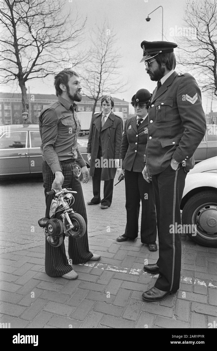 Tweewieler RAI 1978 wurde in Amsterdam eröffnet; Mann auf kleinstem Motor der Welt während der Polizeidemonstration Datum: 27. Februar 1978 Ort: Amsterdam, Noord-Holland Schlagwörter: Polizei, Demonstrationen, Männer, Ausstellungen, zweirädrige Institution Name: RAI Stockfoto