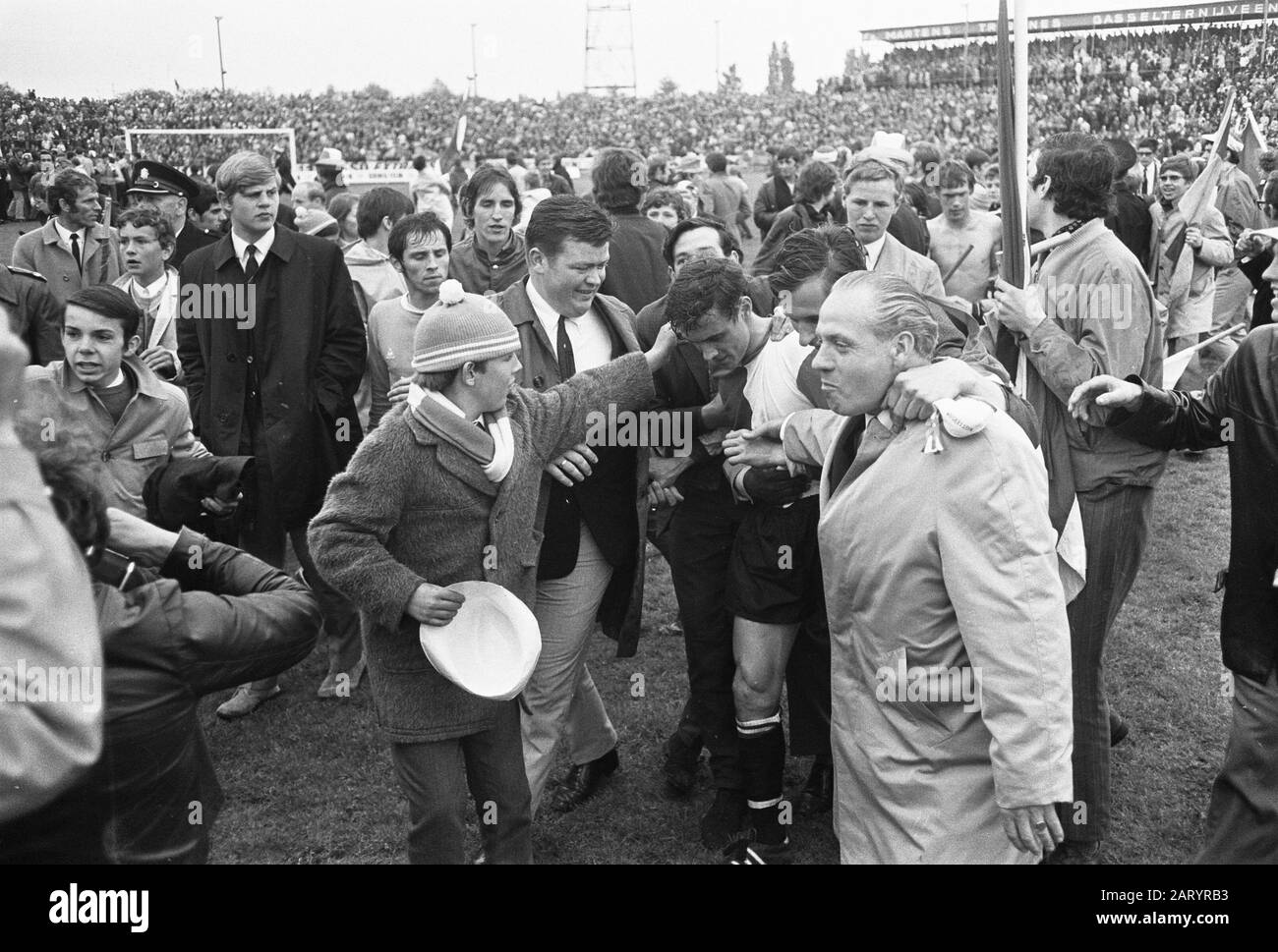 Twente versus Feijenoord 0-1 Feijenoord Champion der Niederlande in der Wahldivisie, Ove Kindvall Datum: 26. Mai 1969 Ort: Overijssel, Twente Schlüsselwörter: Sport, Fußball Persönliche Bezeichnung: Kindvall, Ove Institution Name: Feyenoord Stockfoto