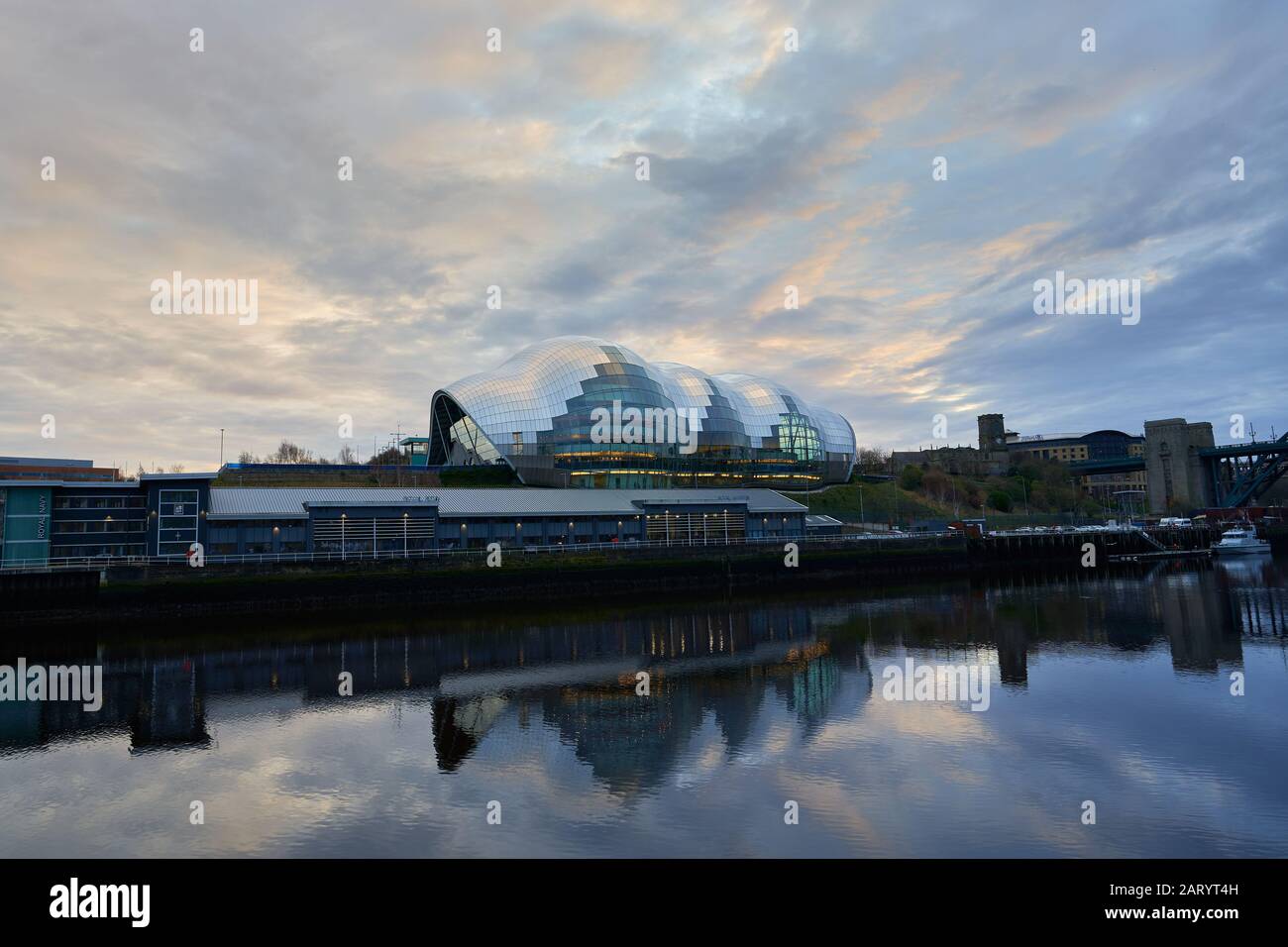 Salbei Gateshead in Newcastle upon Tyne, Vereinigtes Königreich. Es ist ein Konzertsaal und auch ein Zentrum für musikalische Bildung, in Gateshead. Stockfoto