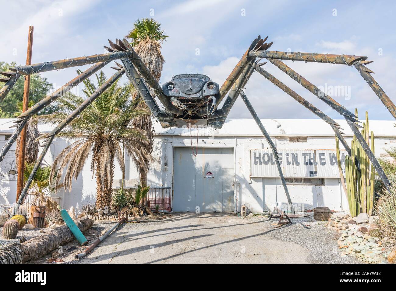 Eine gigantische Spinnenplastik aus geschweißten Teilen, darunter ein Volkswagen Käfer, steht außerhalb eines Geschäfts entlang der Indian Canyon Rd in Palm Springs. Stockfoto
