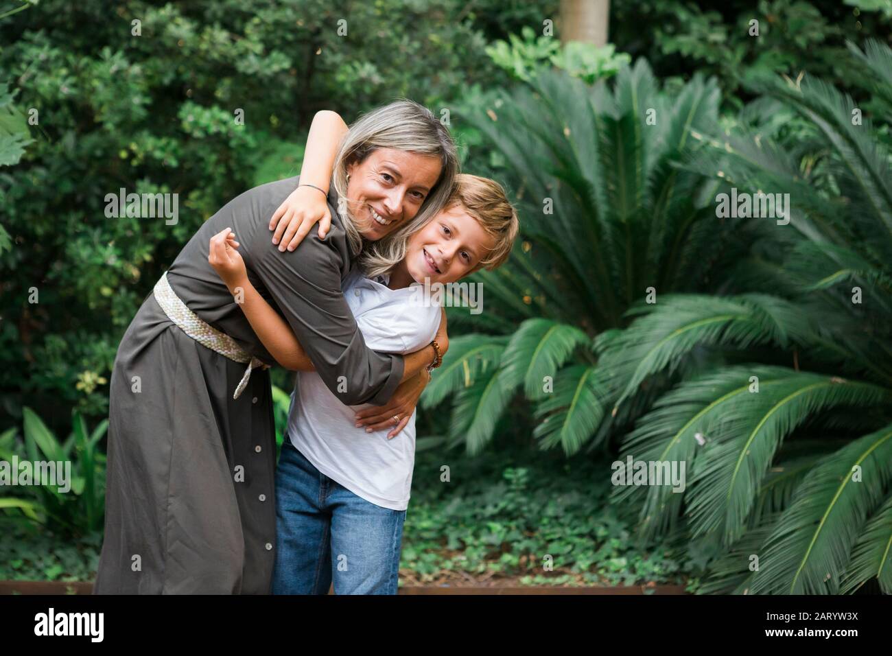 Mutter und Sohn umarmen von Busch Stockfoto