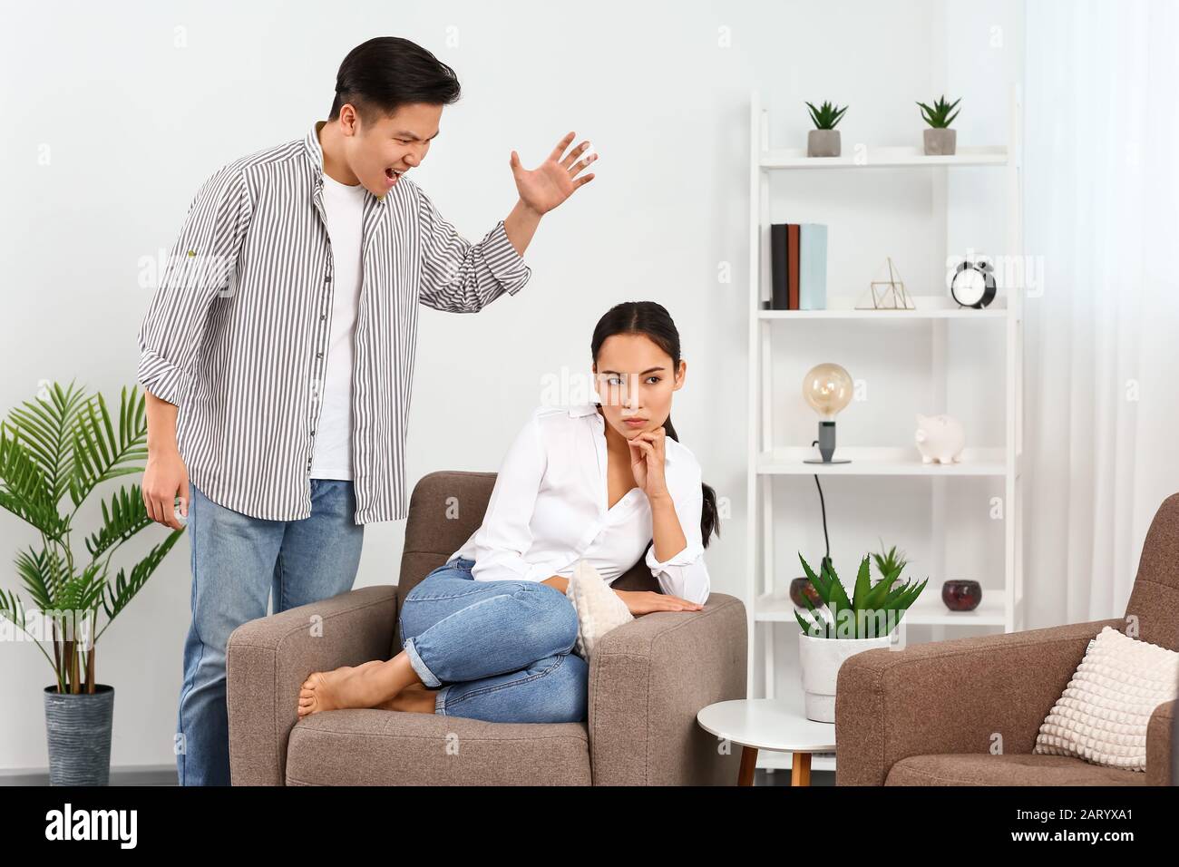 Streiten asiatisches Paar zu Hause Stockfoto