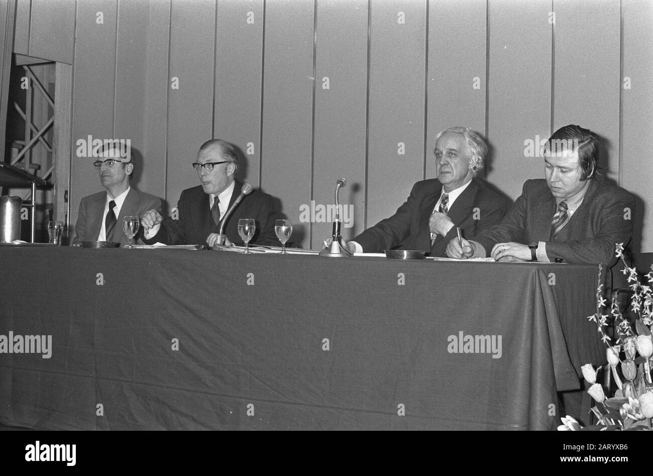 Treffen der niederländischen Bachelor Union in Krasnapolsky Von links nach rechts W. Drees jr., H. Baron van Lawick (Director's State Taxation), P.J.J. Mertens und Staatssekretär M. van Dam Datum: 19. Januar 1974 Ort: Amsterdam, Noord-Holland Schlüsselwörter: Meetings persönlicher Name: Dam, Marcel van, Drees, Willem (jr.), Lawick, Hugo van, Mertens, Jan Institutionenname: Krasnapolsky Stockfoto