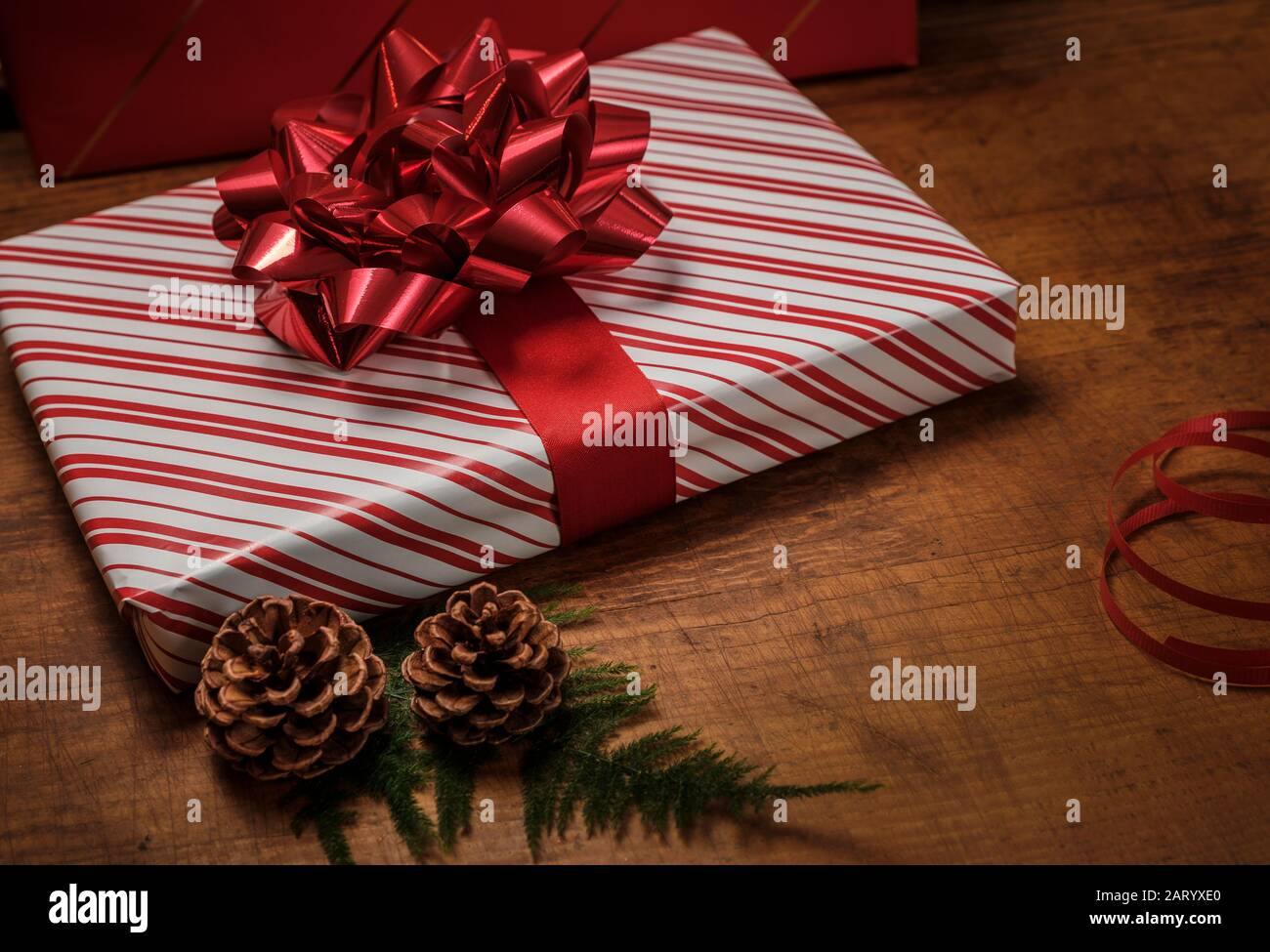 Rotes Weihnachtsgeschenk von pinecones Stockfoto