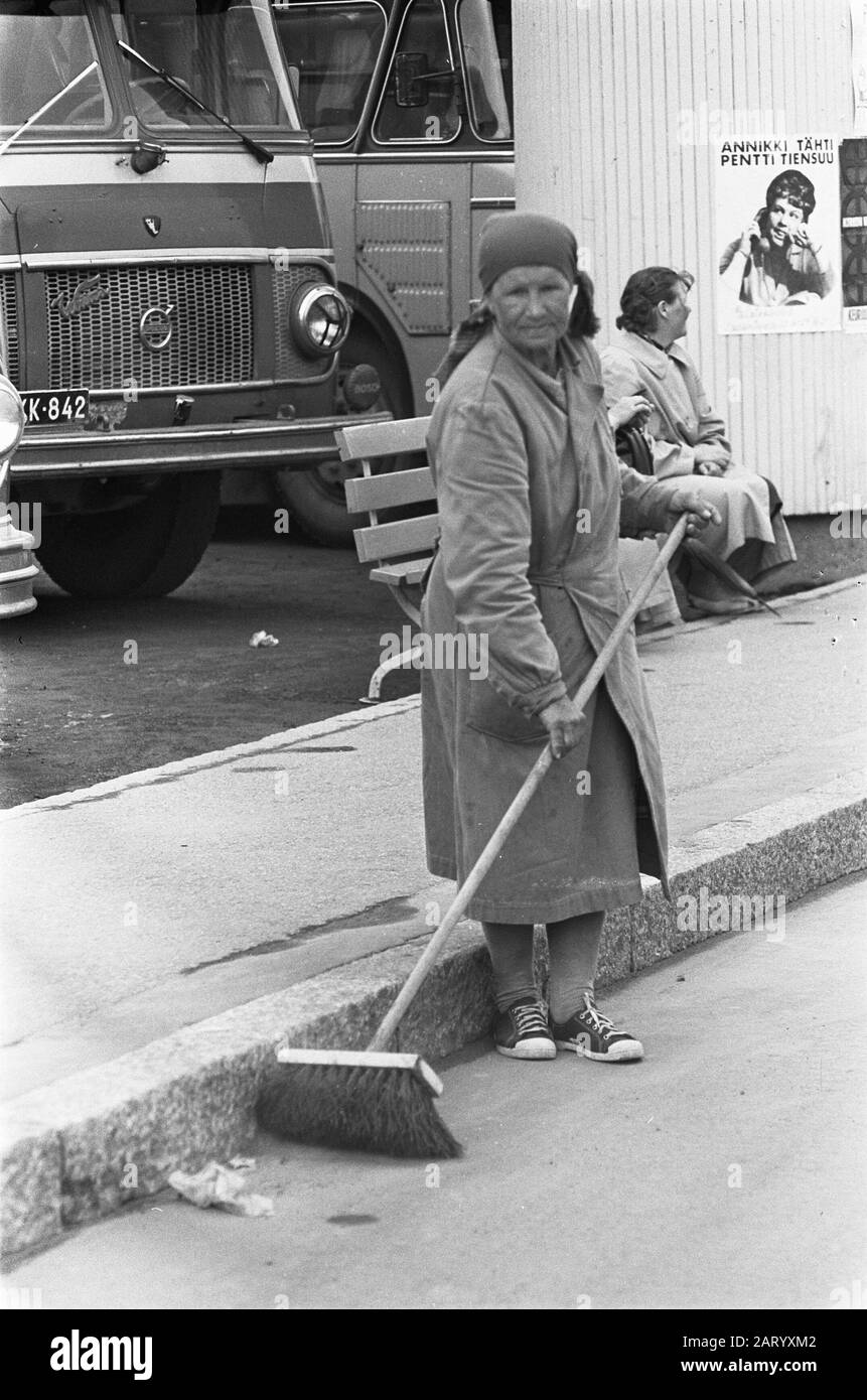Finnland Frau beschäftigt mit Straßenfegen Anmerkung: Beschreibung im Protokoll: Finnische Frauen arbeiten (u.a. Straßenfegen) Datum: 5. Juli 1967 Ort: Finnland Schlagwörter: Straßenfeger, Frauen Stockfoto