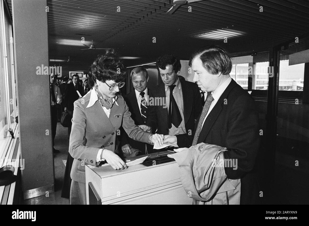 Abgang einer parlamentarischen Delegation nach Rumänien; Marcel van Dam, M.B. Engwirda und C.H. de Cloe Datum: 21. Mai 1979 Ort: Noord-Holland, Schiphol Schlüsselwörter: An- und Abreise, Delegierte, politischer Personenname: Cloe, Cees de, Dam, Marcel van, Engwirda, Maarten Stockfoto