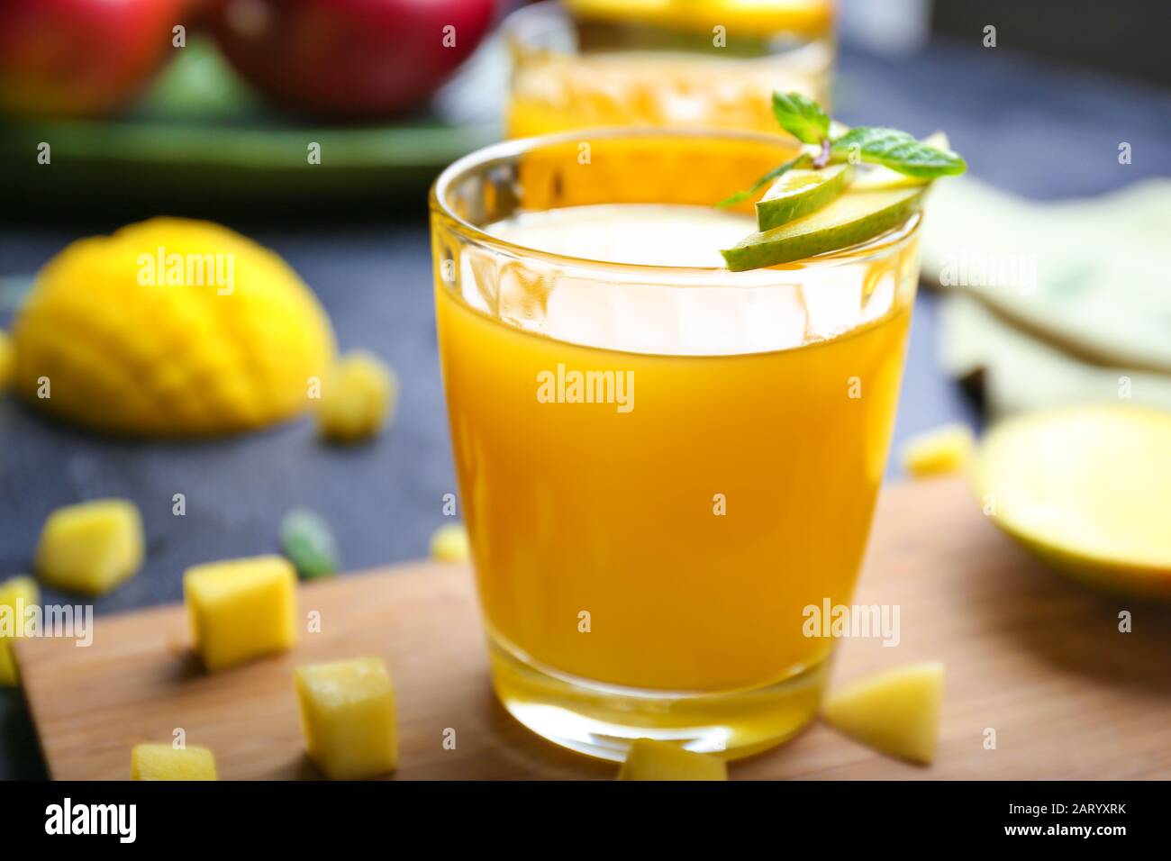 Ein Glas leckeren Mango-Safts auf dem Tisch Stockfoto