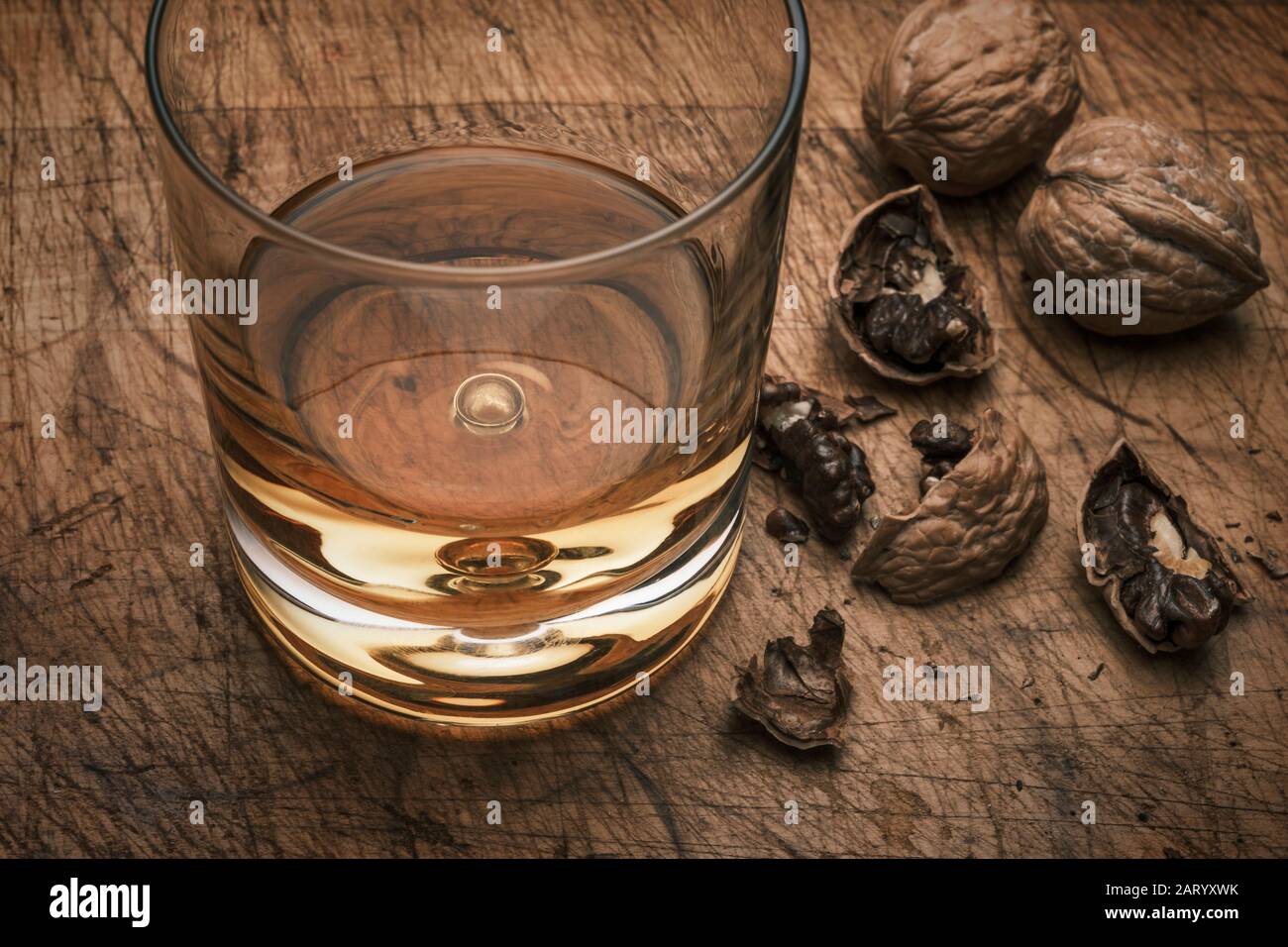Trinken Sie in Glas und Walnüssen Stockfoto