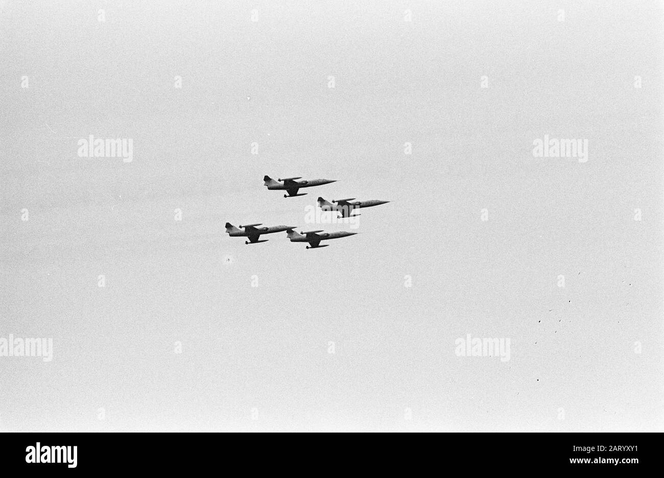 Fünfzig Jahre Royal Air Force. Defile-Datei auf dem Soesterberg. Vier Starfighter F-104G fliegen in Formation Datum: 1. Juli 1963 Standort: Soesterberg, Utrechter Schlüsselwörter: Defiles, Name der militärischen Flugzeugeinrichtung: Royal Air Force Stockfoto