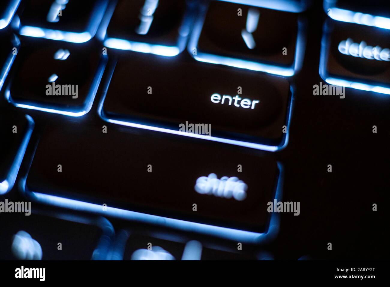 Beleuchtete Eingabetaste auf der Tastatur Stockfoto
