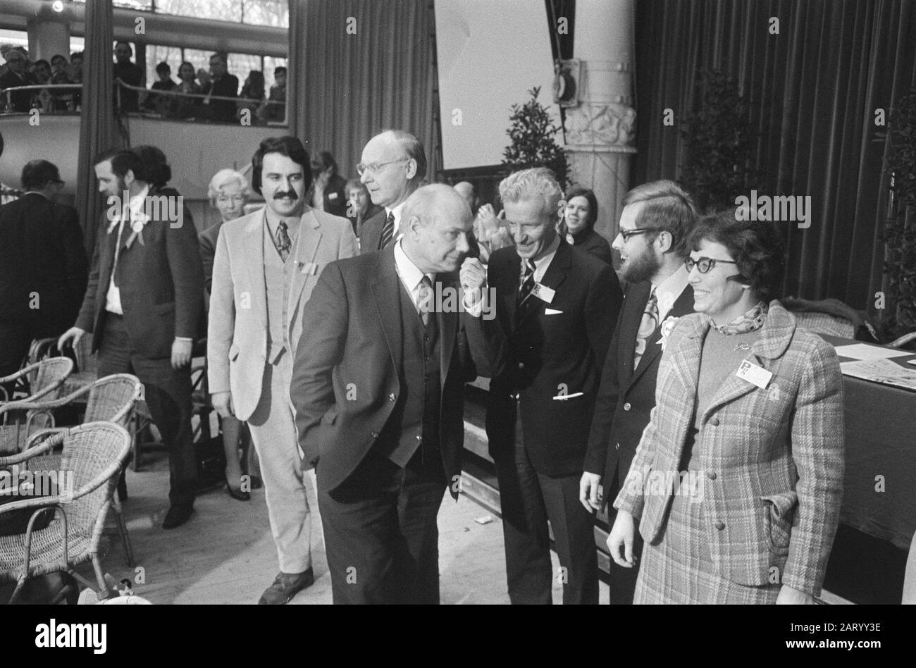 PvdA-Kongress in Rotterdam V.l. André van der Louw, Anne Vondeling, Joop den Uyl, André Kloos, Hans van den Doel und Ien van den Heuvel Datum: 20. März 1971 Ort: Rotterdam, Zuid-Holland Schlüsselwörter: Parlamentarier, Parteitagen, politischer Personenname: Doel, Hans van den, Heuvel, Ien van den, Kloos, André, Louw, André van der, Uyl, Joop den, Vondeling, Anne Stockfoto