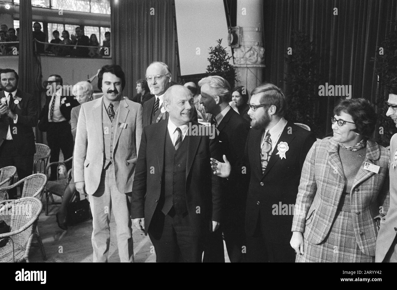 PvdA-Kongress in Rotterdam V.l. André van der Louw, Anne Vondeling, Joop den Uyl, André Kloos, Hans van den Doel, Ien van den Heuvel Datum: 20. März 1971 Ort: Rotterdam, Zuid-Holland Schlüsselwörter: Parlamentarier, Parteitagen, politischer Personenname: Doel, Hans van den, Heuvel, Ien van den, Kloos, André, Louw, André van der, Uyl, Joop den, Vondeling, Anne Stockfoto