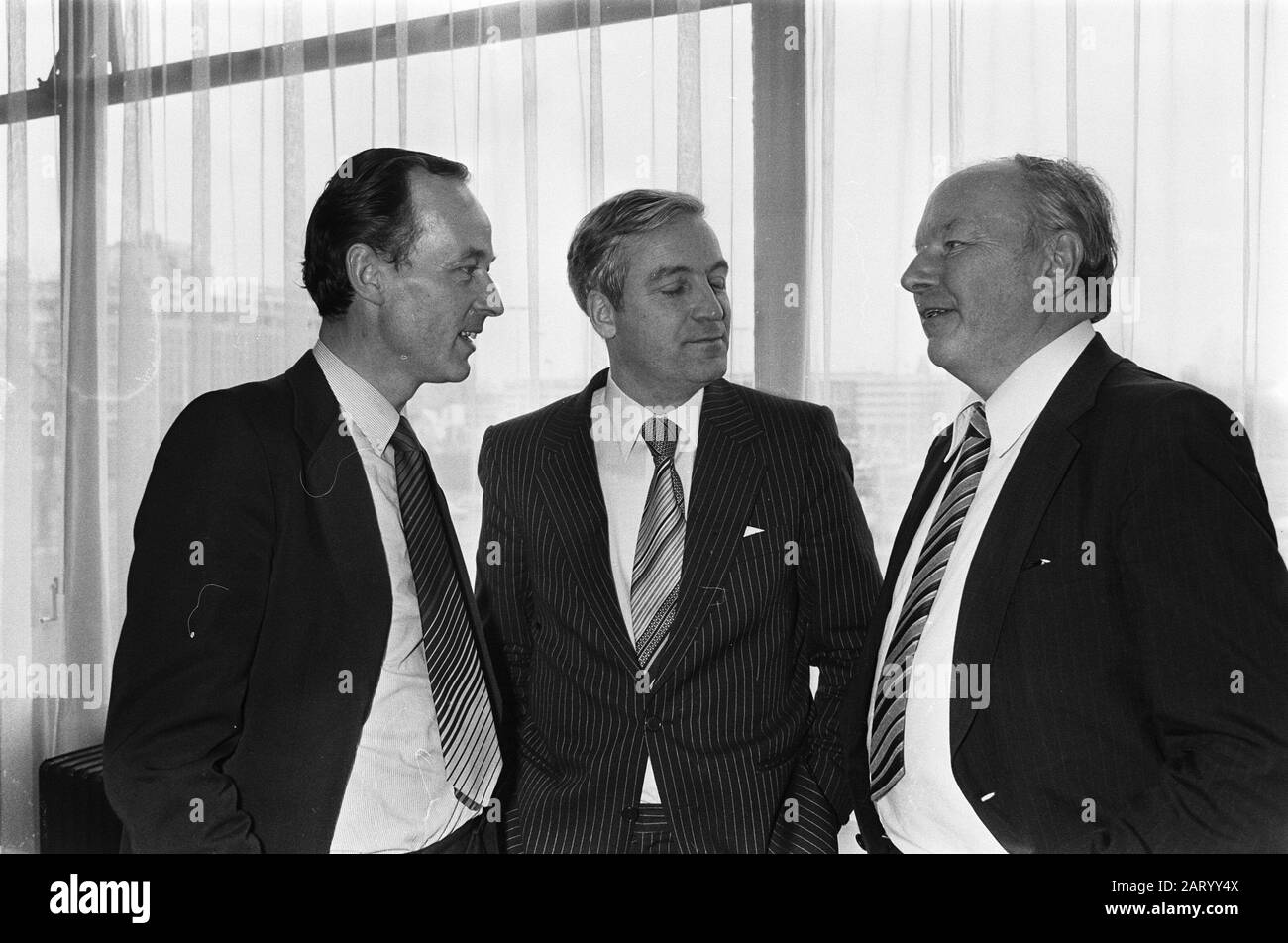 Gewerkschaftsrat CHU in Rotterdam V.l. Chu Chairman van Leeuwen, Staatssekretär Nooteboom (Finanzen) und ehemaliger Minister Kruisinga Annotation: Marginals Negativstreifen: NR. 14, 15: V. l. Chu Vorsitzender der Leeuwen, Staatssekretär Nooteboom (Finanzen) und Kruisinga Datum: 8. Dezember 1979 Ort: Rotterdam, Zuid-Holland Schlüsselwörter: Konferenzen, politische Parteien, Staatssekretäre, Vorsitzende persönlicher Name: Kruisinga, Roelof, Leeuwen, Luck van, Nooteboom, Adriaan Name Der Institution: Chu Stockfoto