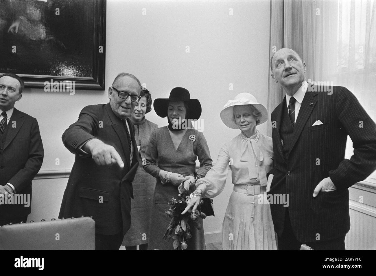 Eröffnung durch Prinzessin Margriet vom Institut Francais in der ehemaligen V.l.n.r. Maurice Schumann (französischer Außenminister), Prinzessin Margriet, Lucie Schumann, Joseph Luns (niederländischer Außenminister) Datum: 18. März 1971 Ort: Amsterdam, Noord-Holland Schlüsselwörter: Gebäude, Minister, Eröffnungen, Prinzessinnen persönlicher Name: LUNs, Joseph, Margriet, Prinzessin, Schumann, Lucie, Schumann, Maurice Stockfoto