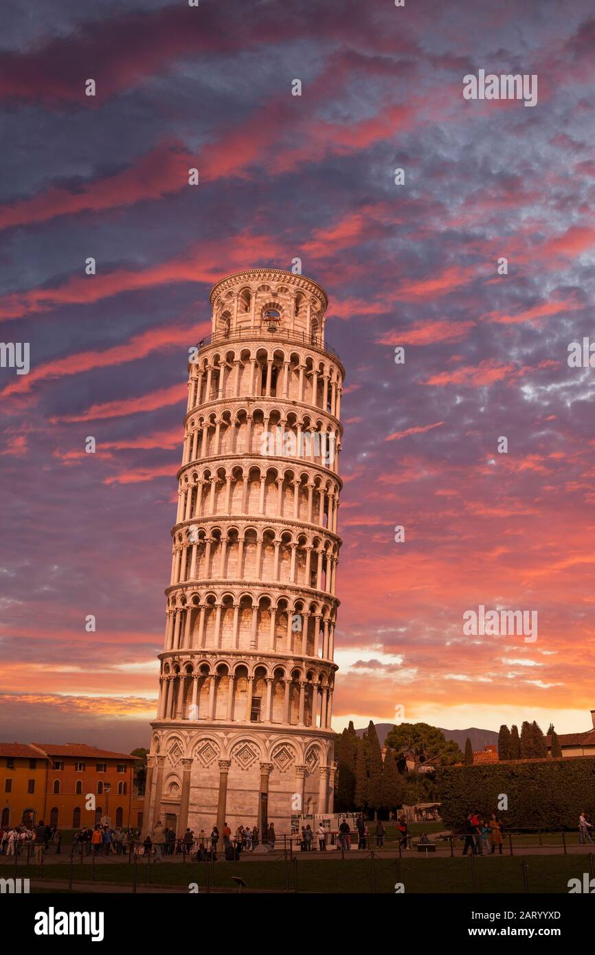 Schiefer Turm von Pisa bei Sonnenuntergang in der Toskana, Italien Stockfoto