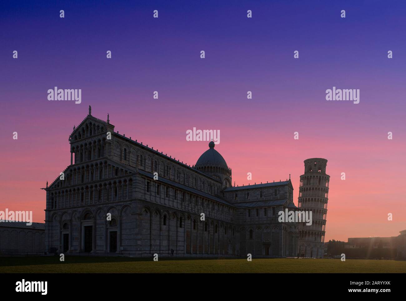 Schiefer Turm von Pisa und Piazza dei Miracoli bei Sonnenuntergang in der Toskana, Italien Stockfoto