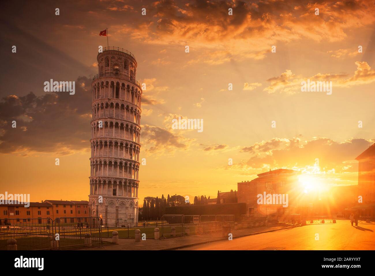 Schiefer Turm von Pisa bei Sonnenuntergang in der Toskana, Italien Stockfoto