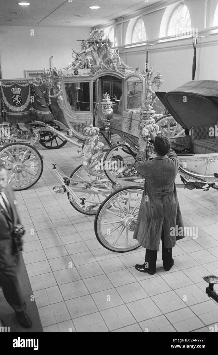 Prinsjesdag 1961 Vorbereitung des Prinsjesdag. Goldene Kutsche und calèche Datum: 15. September 1961 Schlagwörter: Kutsche Stockfoto