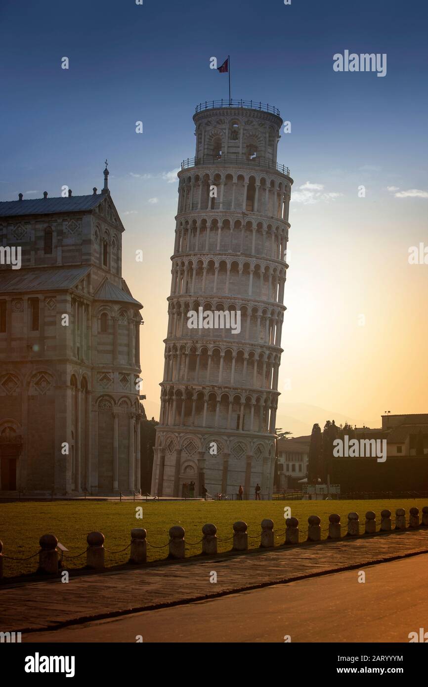 Schiefer Turm von Pisa und Piazza dei Miracoli bei Sonnenuntergang in der Toskana, Italien Stockfoto