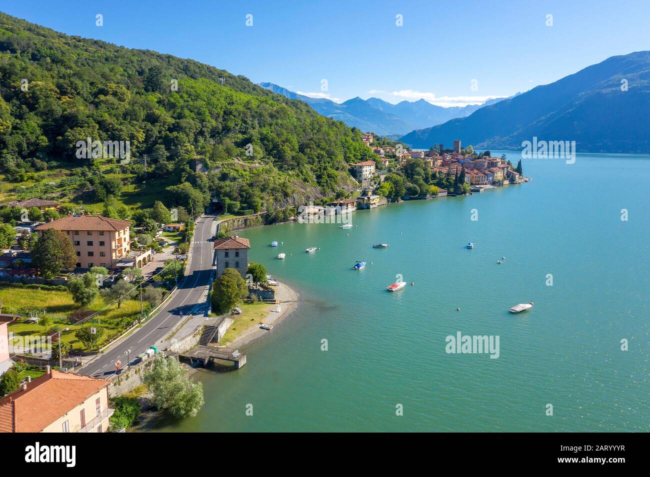 Gebäude auf Halbinsel am Comer See in der Lombardei, Italien Stockfoto