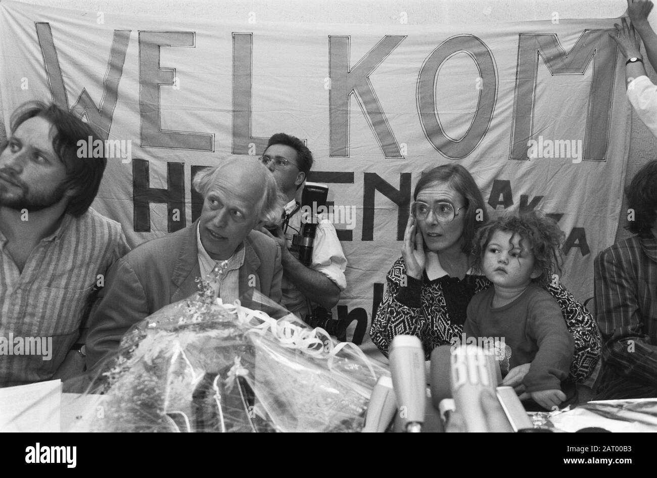 Ankunft in Brüssel der aus Südafrika entlassenen Hélène Passoors Begrüßungsfeier mit Banner, rechts Hélène mit Enkelin Shona Datum: 11. Mai 1989 Ort: Belgien, Brüssel Schlüsselwörter: Ankunft , Enkeltöchter persönlicher Name: Pastoors, Hélène, Shona Stockfoto