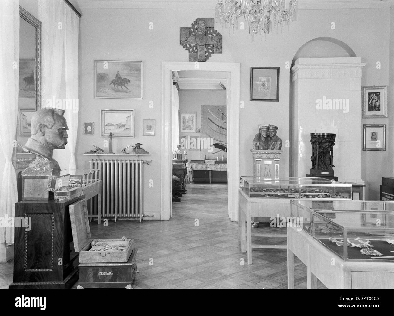 Reisen Sie nach Polen Warschau, Åazienki Park. Palast Belvedere: Interieur Joseph Pilsudski Museum mit Gemälden und Skulpturen Anmerkung: Joseph Pilsudski (1837-1935) war 1918 Gründer der sogenannten Zweiten polnischen republik, in der die Grundlage für das heutige Polen gelegt wurde Datum: 1934 Standort: Polen, Warschauer Schlüsselwörter: Skulpturen, Museen, Gemälde Stockfoto