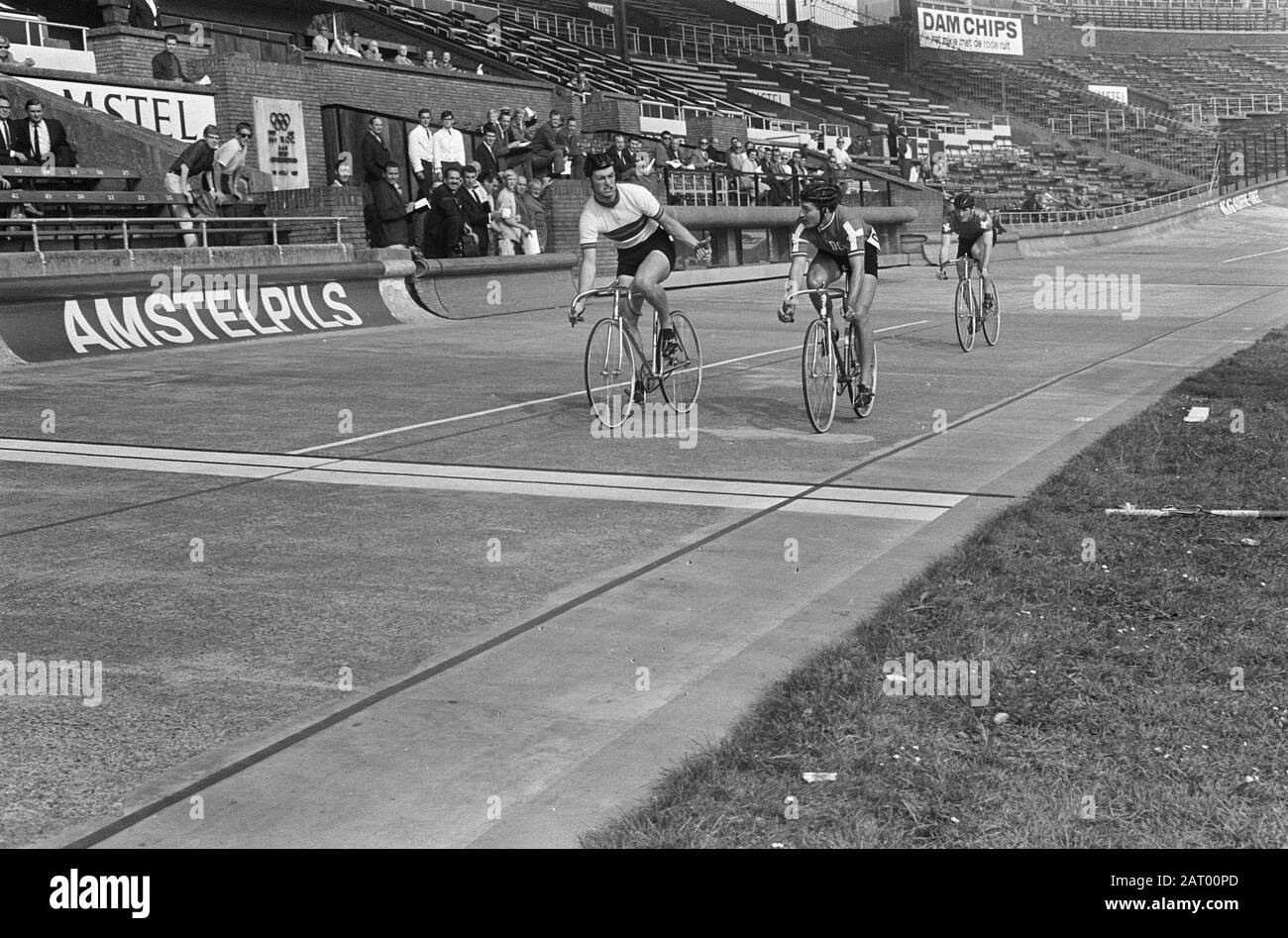 Radweltmeisterschaften, Seriensprint Amateur-Finish Fünfte Serie. Johnson (Australien) gewinnt, verließ den Dänen Ingstorp (2), hinter ihnen Swiss Herberte (3) Datum: 24. August 1967 Ort: Amsterdam Schlagwörter: Bahnradsport, Sport persönlicher Name: Herberte, , Ingstorp, , Johnson, Stockfoto