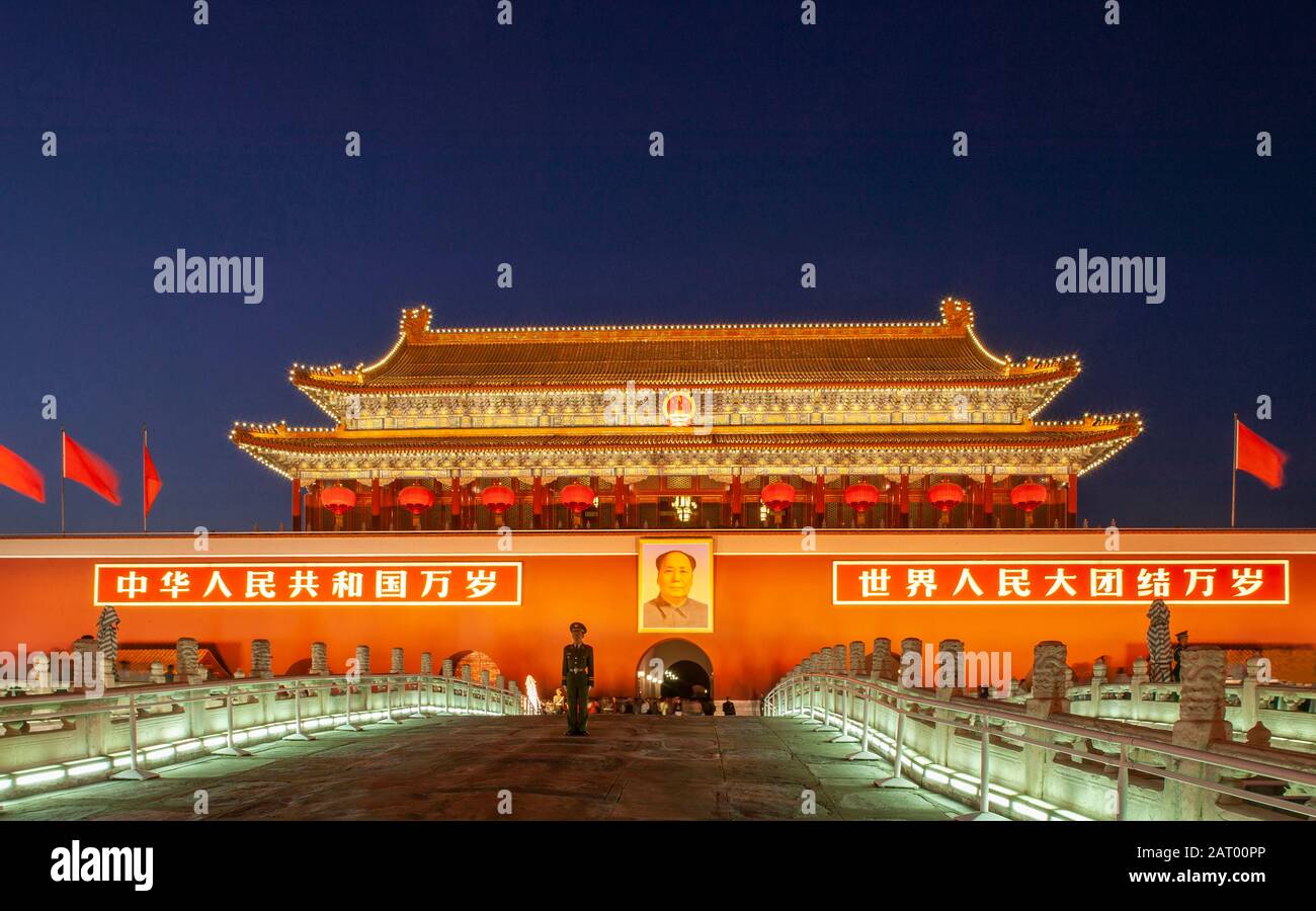 Tiananmen-Tor bei Nacht in Peking, China Stockfoto