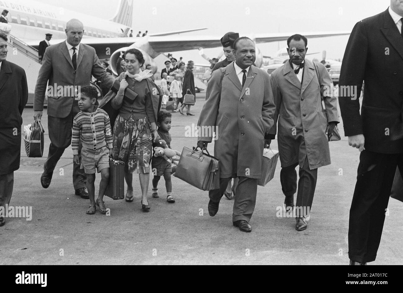 Dienstag Morgen von Biak aus auf Schiphol v. l.n.r. mrs. Ihr mit zwei Kindern N. Yours und Tanggahn Datum: 31. Juli 1962 Ort: Noord-Holland, Schiphol Schlüsselwörter: Name der Kinderperson: YOURN N. Stockfoto