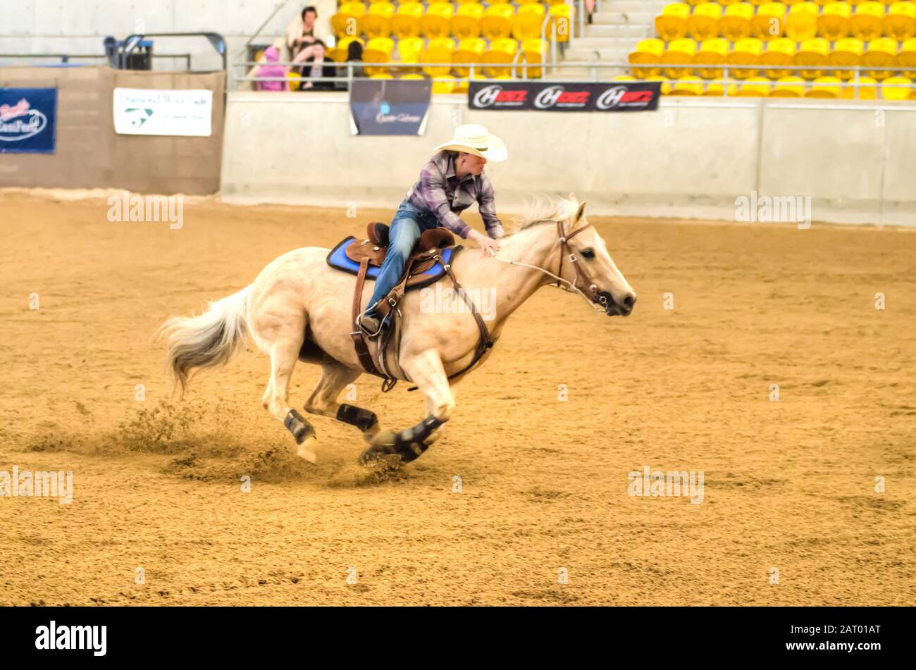 Cowgirl nähert sich dem ersten Fass im Australian Barrel Horse Association National Finals in Tamworth Australia. Stockfoto
