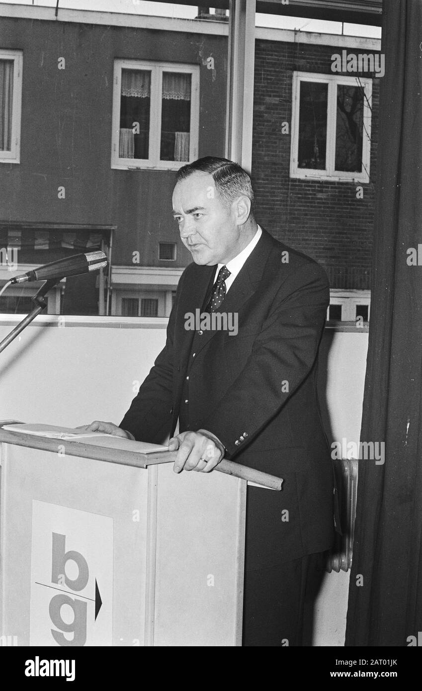 Eröffnung des Gebäudes der Bankgirocentrale im Direktor der Bankgirocentrale Van Wingerden zum Wort Anmerkung: Marginaler Negativstreifen: 1A: Regisseur Van Wingerden beim Wort; 2A, 3A: Witteveen zum Wort Datum: 5. april 1971 Ort: Amsterdam, Noord-Holland Schlüsselwörter: Direktoren, Gebäude, Öffnungen, Reden Personenname: Wingerden, J.R.F. von Stockfoto