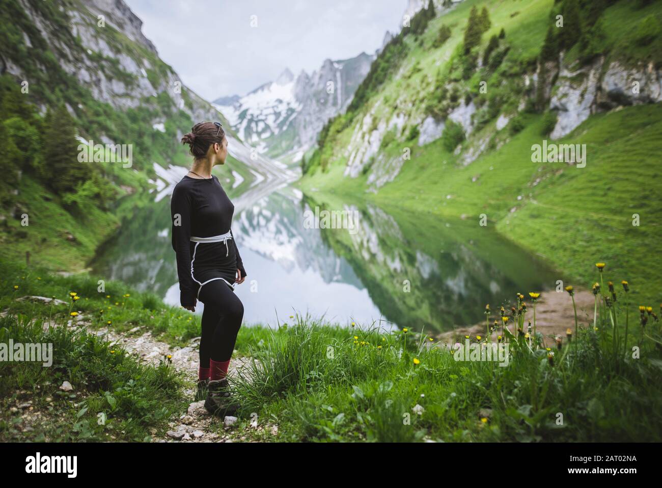 Frau bei Bergen und See in Appenzell, Schweiz Stockfoto