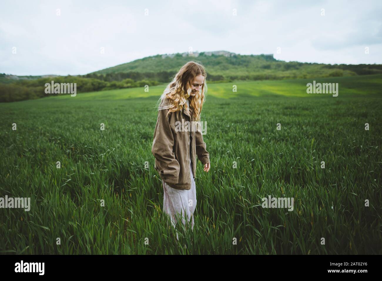Frau trägt Jacke im Feld in Krim, Ukraine Stockfoto