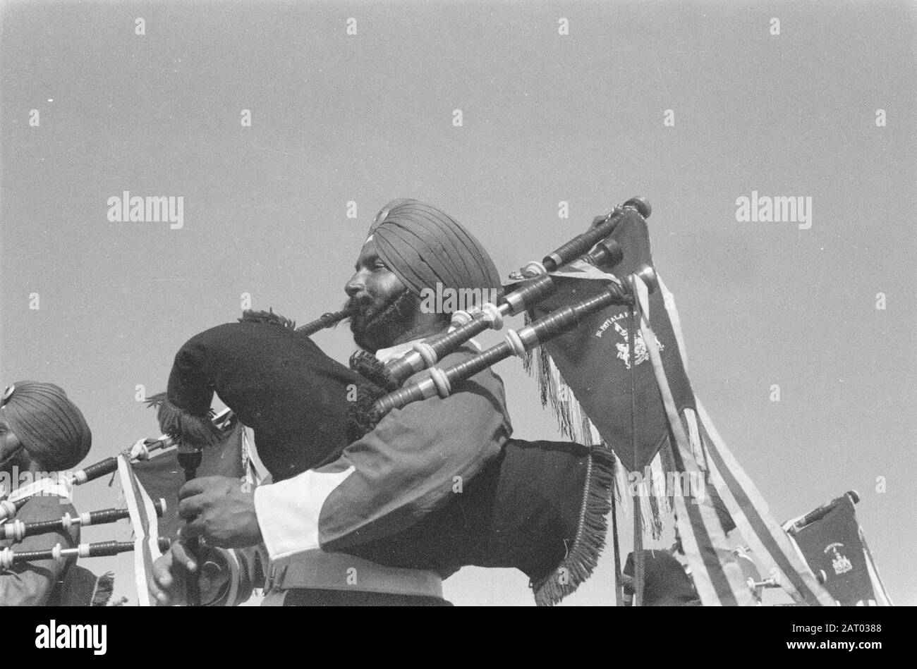 Dudelsackspieler eines britisch-indischen Militärmusikcorps Datum: 1946 Ort: Indonesien, Niederländische Ostindien Stockfoto