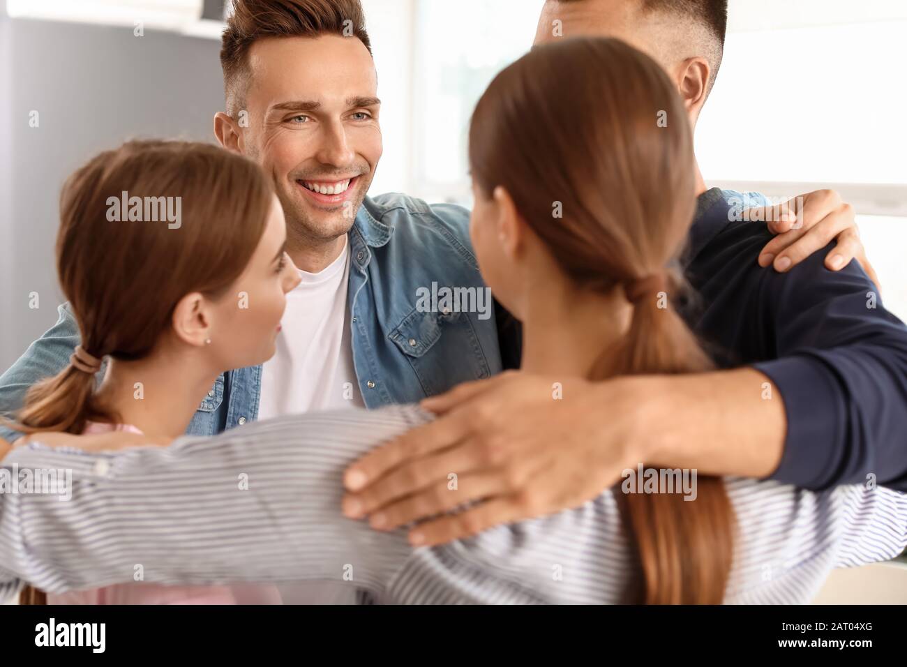 Umarmung junger Menschen während psychologischer Unterstützungssitzung Stockfoto