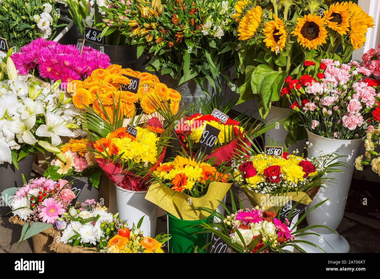 Bunte Blumensträuße aus frisch geschnittenen verschiedenen Blumen einschließlich Gerbera, Dahlia, rote Rosa - Rosen, Helianthus Annus - Sonnenblumen zum Verkauf Stockfoto