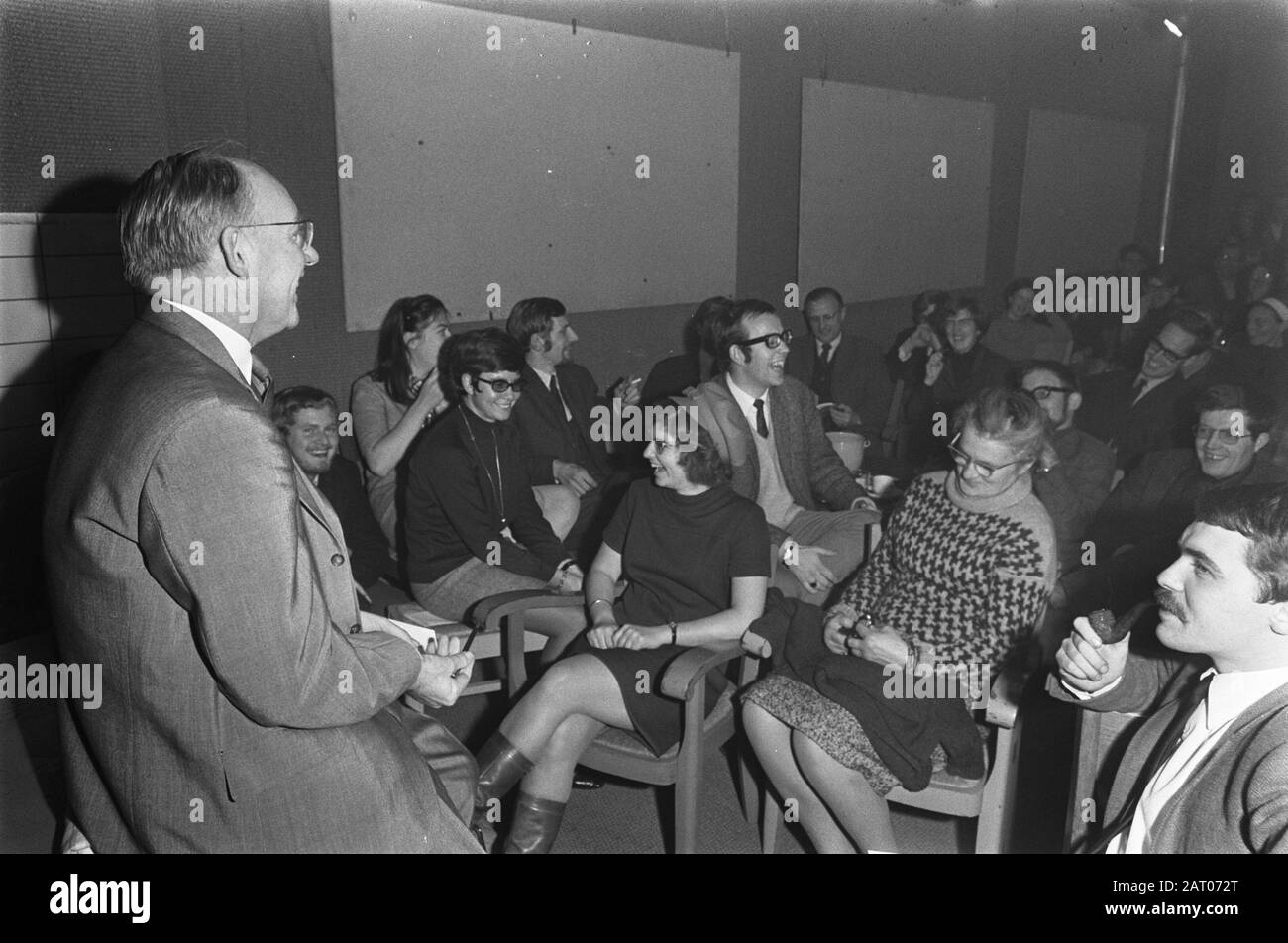 Dr. Anne Vondeling im Gespräch über sein Buch in der Polizeiabteilung am Nes Datum: 21. November 1968 Schlagwörter: Bücher, Diskussionen Stockfoto