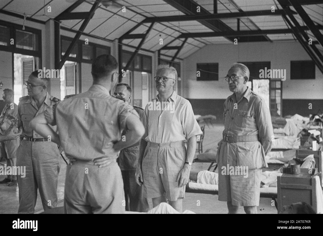 Besuch von Professor Romme in Medan Dr. C.P.M. Romme (in leichtem Hemd) bei einem Besuch des Militärkrankenhauses in Medan. Anmerkung: Direkt hinter Romme G.Pastor. Ganz links im Hintergrund der Volkskrantenjournalist W. Snitker. 2. Des linken Regierungsberaters Für Politische Angelegenheiten J. van der Velde. Teilweise sichtbare Borghouts Datum: Februar 1947 Ort: Indonesien, Medan, Niederländische Ostindien, Sumatra persönlicher Name: Romme, C.P.M. Stockfoto